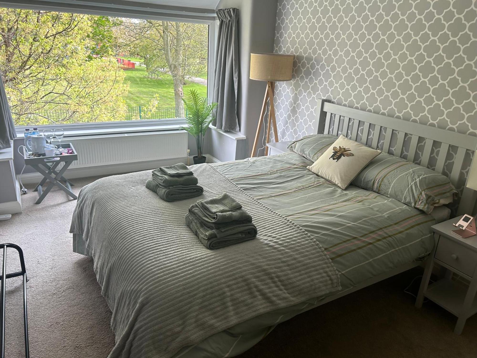 Lovely, Large Double Bedroom With Park View In Home Hazel Grove エクステリア 写真