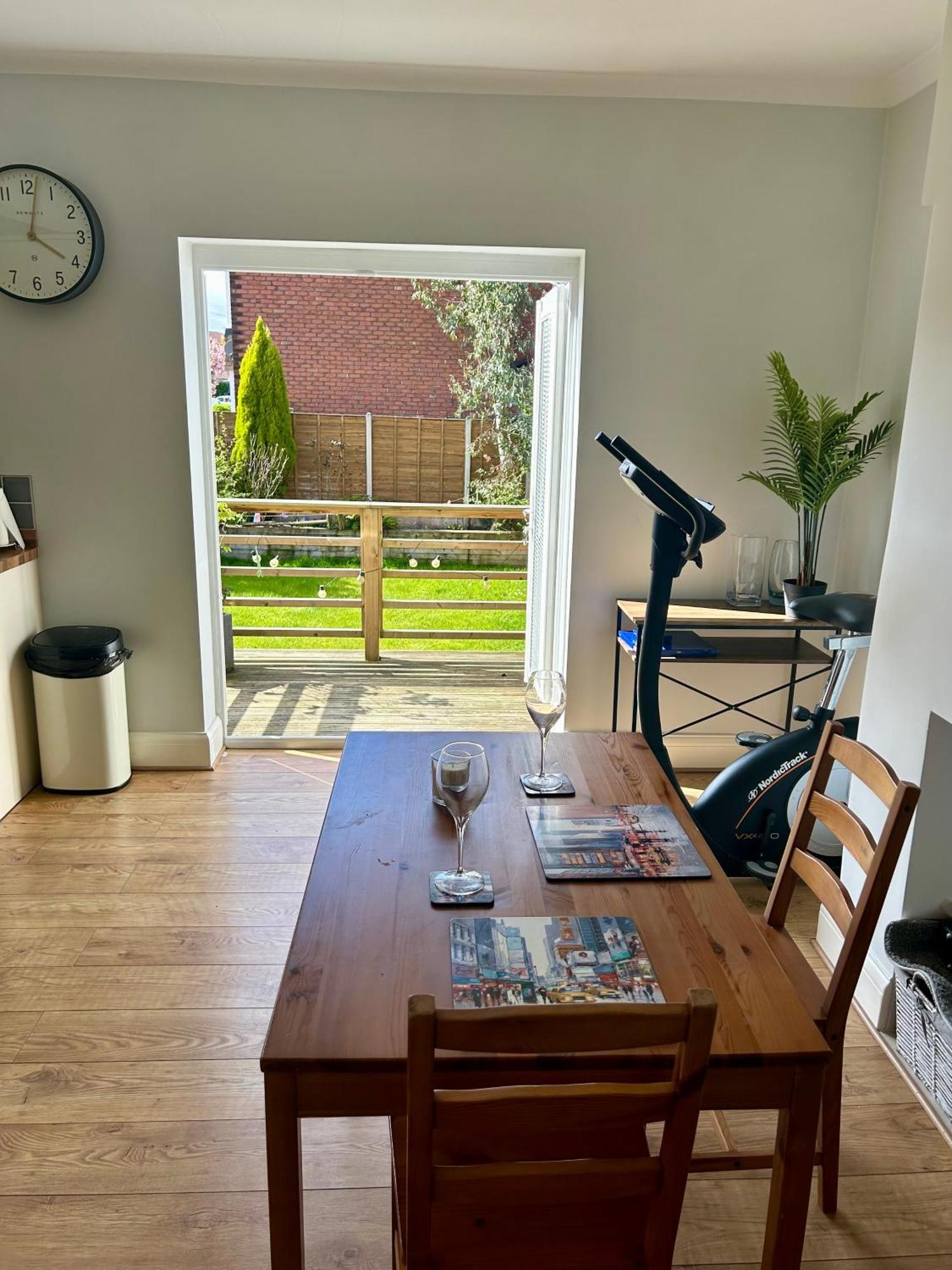 Lovely, Large Double Bedroom With Park View In Home Hazel Grove エクステリア 写真