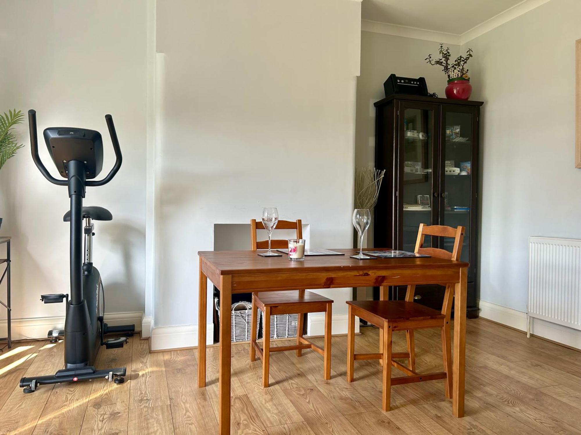 Lovely, Large Double Bedroom With Park View In Home Hazel Grove エクステリア 写真