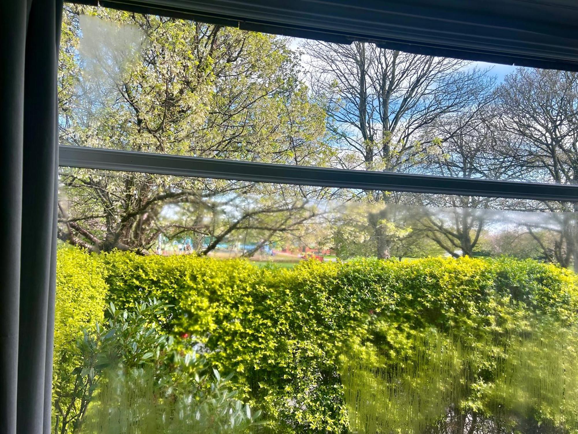 Lovely, Large Double Bedroom With Park View In Home Hazel Grove エクステリア 写真